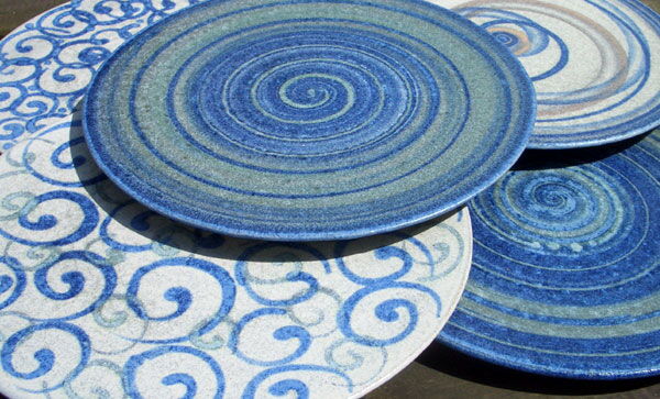 Blau glasierte Teller mit Spiralmustern