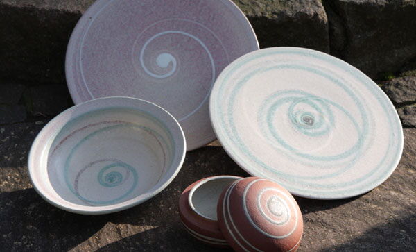 Teller, Schale und Dosen mit Spiralen in Rosé und Mintgrün